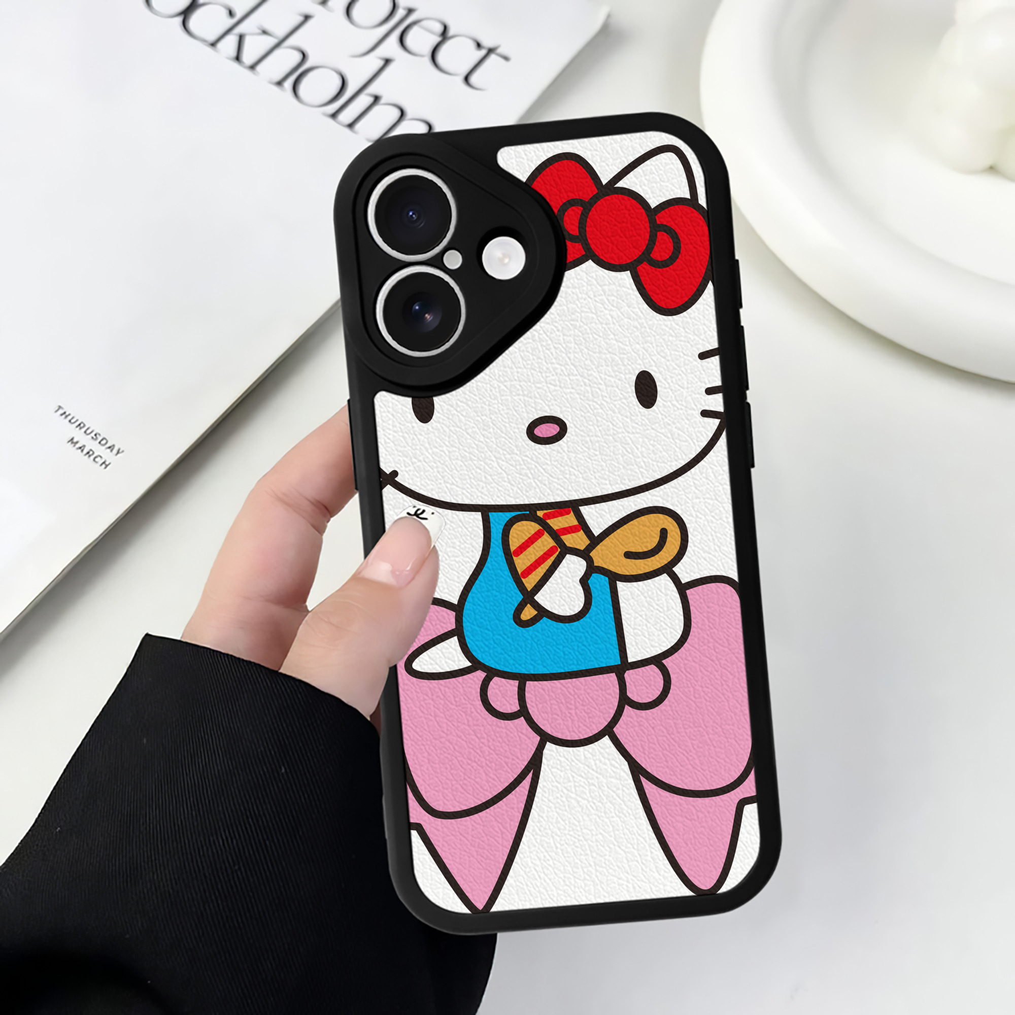（画像用） Hello Kitty ハローキティ 【iPhone 16シリーズ対応】シリコンスマホケース（レザー調） 材質：シリコン